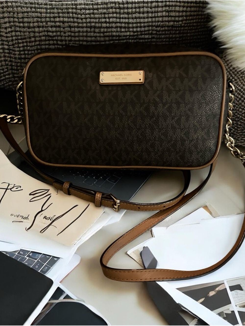 EXCELLENT CONDITION!MICHAEL KORS JET SET LARGE EAST WEST SIGNATURE CROSSBODY BAG
